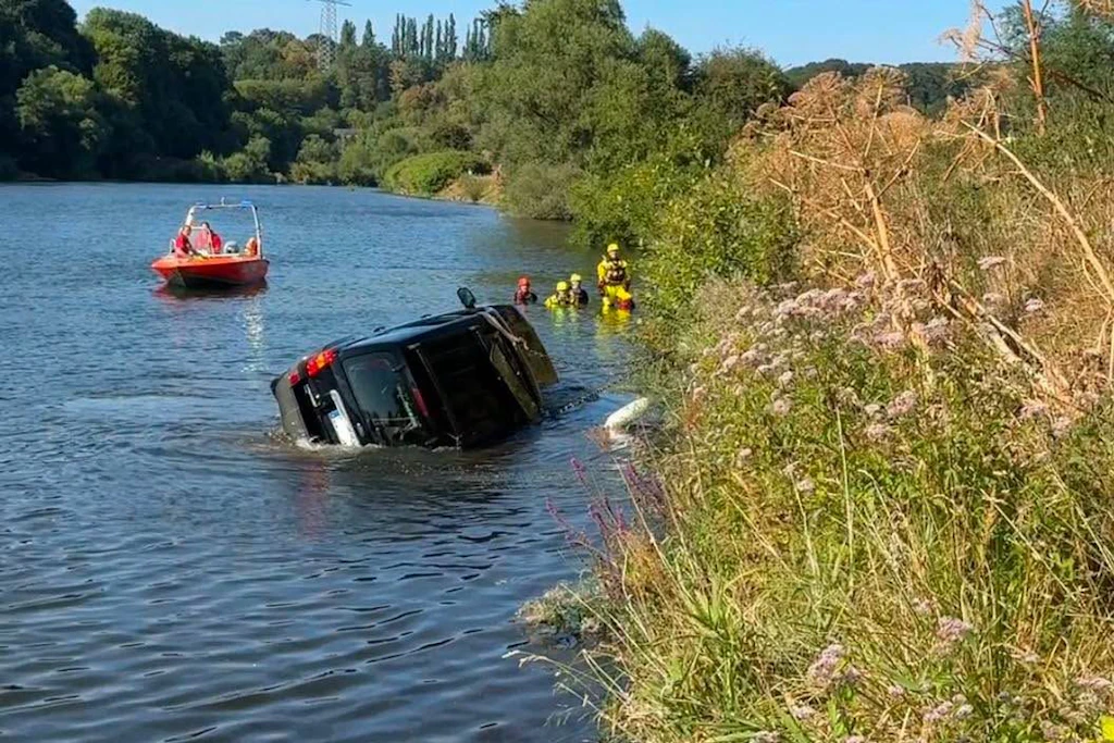 In Hattingen ist ein SUV in die Ruhr gerollt. Darin befanden sich zwei Hunde, die leider ertrunken sind.