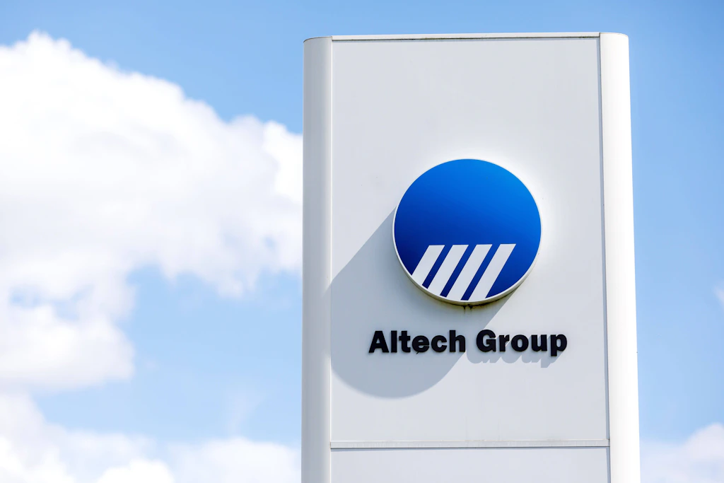 Ein Firmenschild von Altech steht am Rand des Baufelds der ursprünglich geplanten Altech-Batteriefabrik im Industriepark Schwarze Pumpe.