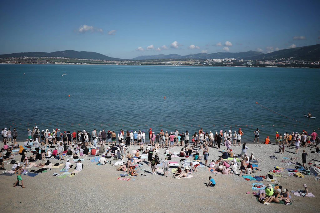 Russische Touristen am Strand von Gelendschik