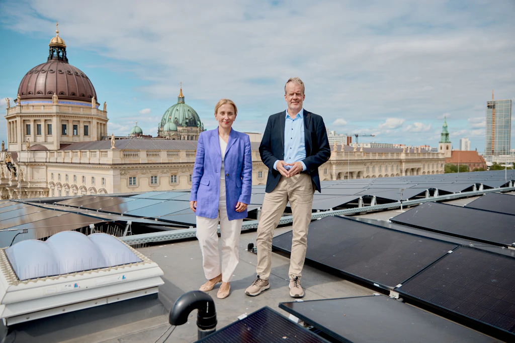 Die Management-Hochschule ESMT besitzt auf dem Dach die größte Solaranlage im Berliner Zentrum. Georg Garlichs, Chief Financial Officer, r.) und Joanna Radeke, Direktorin für Nachhaltigkeit, zeigen die Anlage und den ungewöhnlichen Ausblick