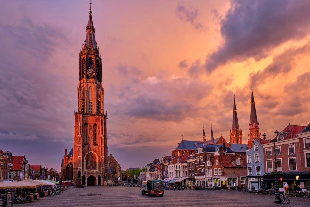 Das Vorbild: die Nieuwe Kerk am Markt in Delft. Ihr Turm misst 109 Meter – Chris van der Sman baute sie 25 Jahre lang in seinem Garten nach.