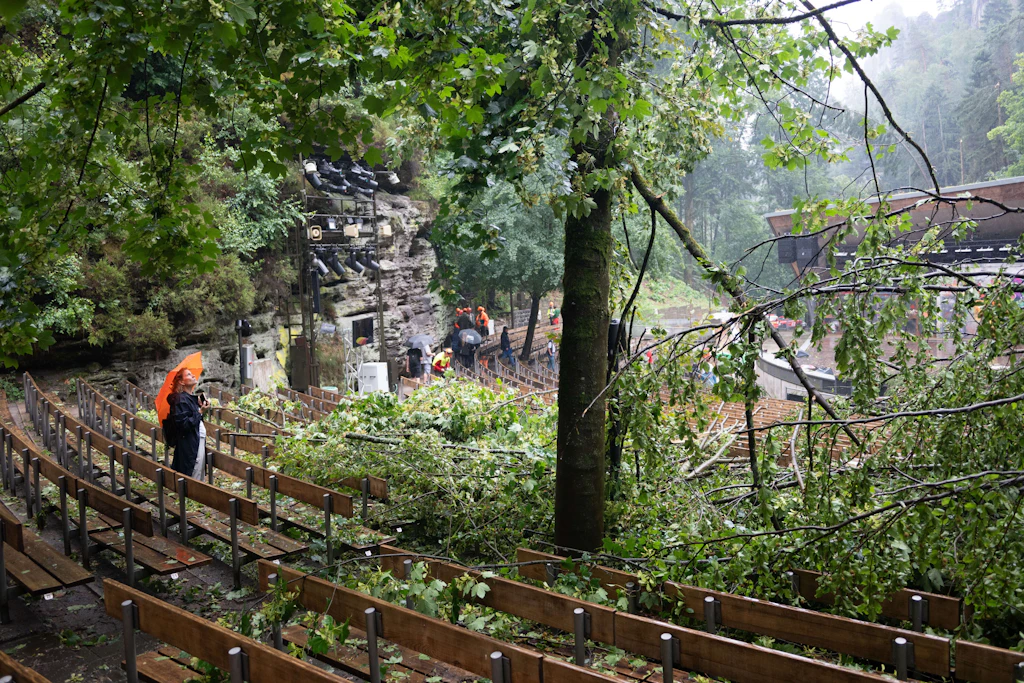 Sturmschäden sind auf der Zuschauertribüne der Felsenbühne Rathen im Nationalpark Sächsische Schweiz zu sehen.