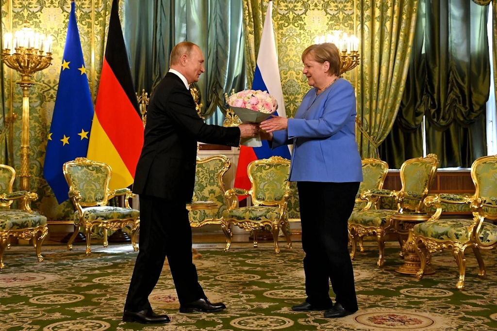 Merkel reingelegt: Kreml-Komiker stellen brisante Behauptungen zu den Minsk-Abkommen auf