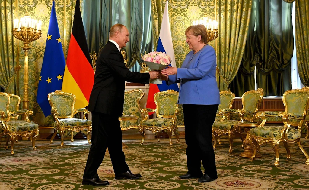 Merkel reingelegt: Kreml-Komiker stellen brisante Behauptungen zu den Minsk-Abkommen auf