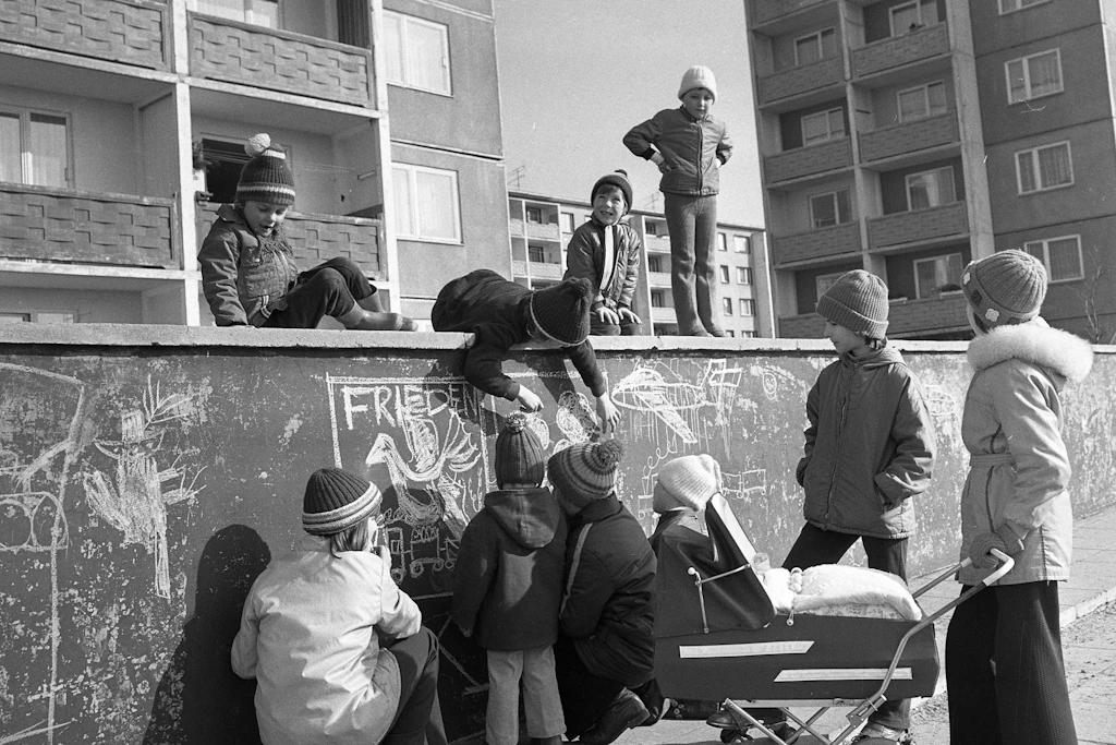 Draußen unterwegs, ohne Aufsicht, das kleinere Geschwisterkind im Wagen dabei: Kinder im Neubaugebiet von Karl-Marx-Stadt, heute Chemnitz. (Archivbild)