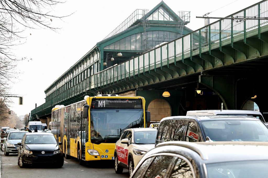 Mal wieder muss sich ein Bus-Ersatzverkehr für die M1 durch die übervolle Schönhauser Allee quälen.