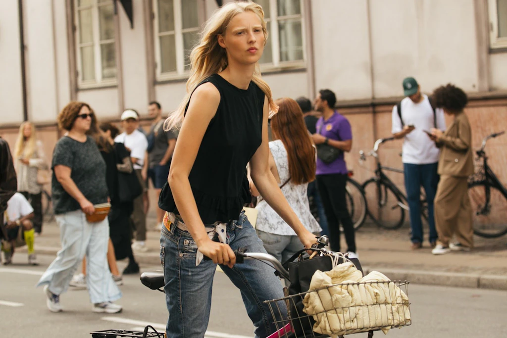 Wie stylish Fahrradfahren sein kann, zeigt sich wohl nirgends so deutlich wie auf den Straßen während der Kopenhagener Modewoche.