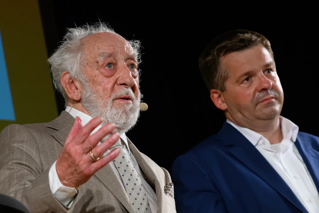 Sven Schulze (CDU, r), Ministerpräsident von Sachsen-Anhalt, und der Schauspieler Dieter Hallervorden stehen gemeinsam auf der Bühne.
