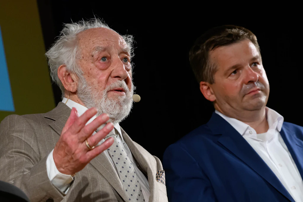 Sven Schulze (CDU, r), Ministerpräsident von Sachsen-Anhalt, und der Schauspieler Dieter Hallervorden unterhalten sich auf einer Veranstaltung in Dessau.