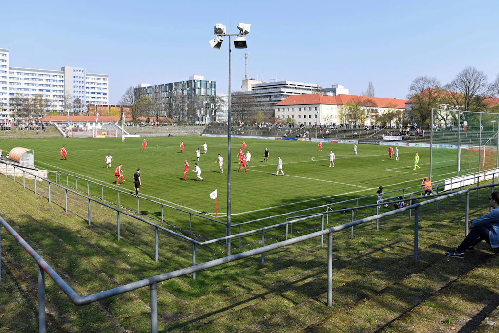 Das Hans-Zoschke-Stadion in Lichtenberg hätte ein Tribünendach und eine Ertüchtigung dringend nötig.