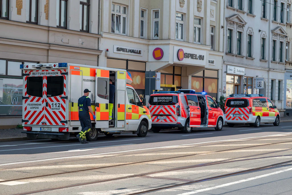 Bei einem Messerangriff in einer Zahnarztpraxis in Leipzig-Möckern ist am Montagmittag ein Mann lebensbedrohlich schwer verletzt worden.