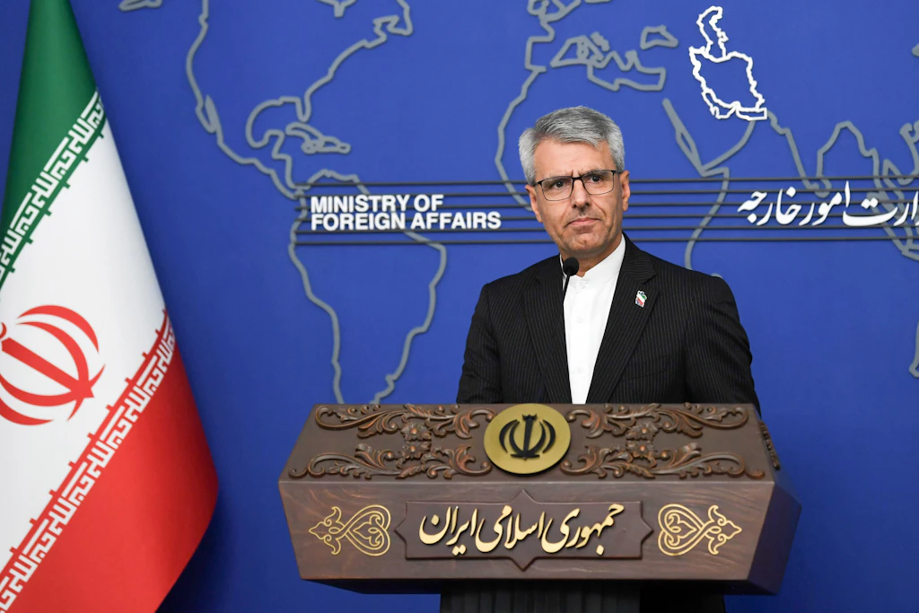 Ismail Baghai, Sprecher des iranischen Außenministeriums, nimmt an einer wöchentlichen Pressekonferenz teil.