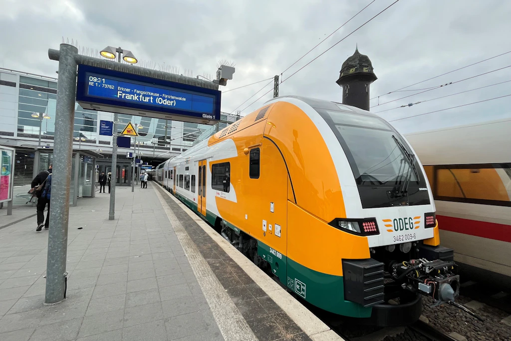 Es war einmal: Ein Zug der Ostdeutschen Eisenbahn (Odeg) hält am Ostkreuz. In diesem Bereich ist die Linie RE1 derzeit unterbrochen.