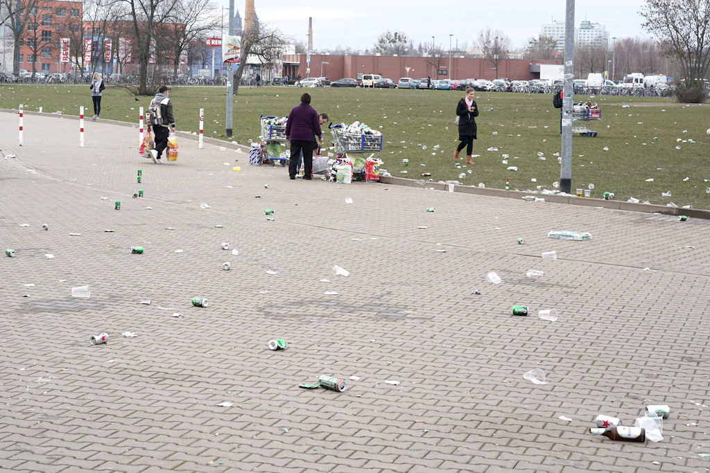 Müll in Magdeburg. In Sachsen-Anhalt sollen Empfänger von Grundsicherung jetzt Abhilfe schaffen.