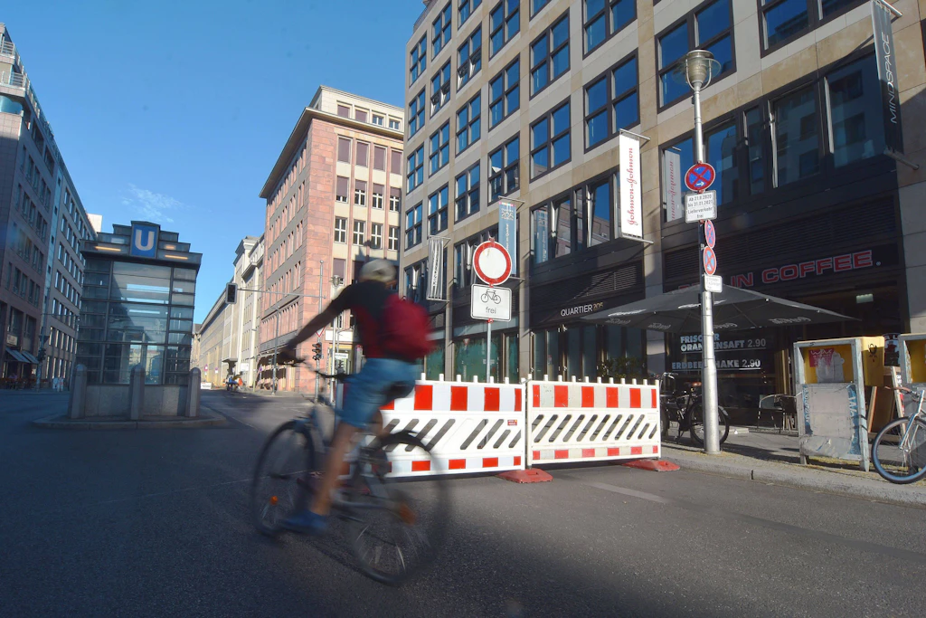Platz für das Fahrrad: Im Spätsommer 2020 wird ein vier Meter breiter Radweg mitten auf der Friedrichstraße aufgetragen – das Pilotprojekt scheiterte jedoch drei Jahre später.