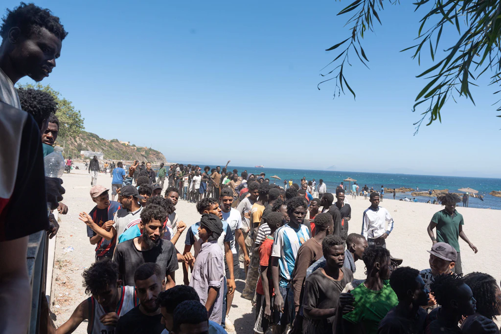 Junge Männer am Strand von Ceuta nahe der Grenze zu Marokko.