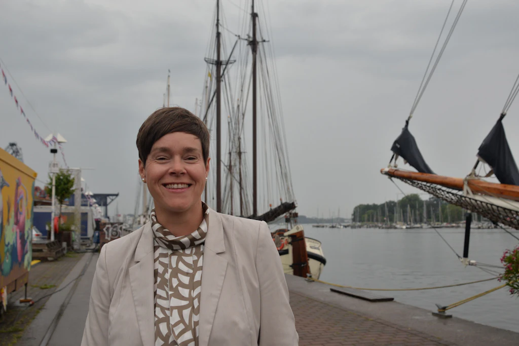 Rostocks Oberbürgermeisterin Eva-Maria Kröger im Stadthafen: „Rostock freut sich auf die Hanse Sail!“