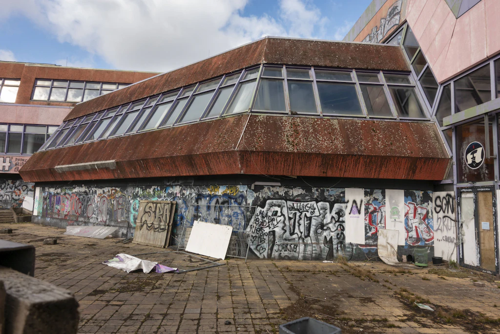 Das Sport- und Erholungszentrum (SEZ) an der Landsberger Allee in Berlin-Friedrichshain steht seit Jahren leer. Der Abriss des DDR-Baus wird seit langem kontrovers diskutiert.