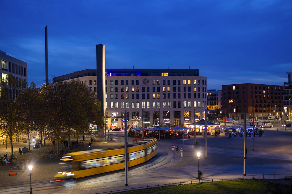 Der Dresdner Postplatz bei Nacht: Immer wieder kommt es in der Stadt zu gewalttätigen Übergriffen mit Messern. 