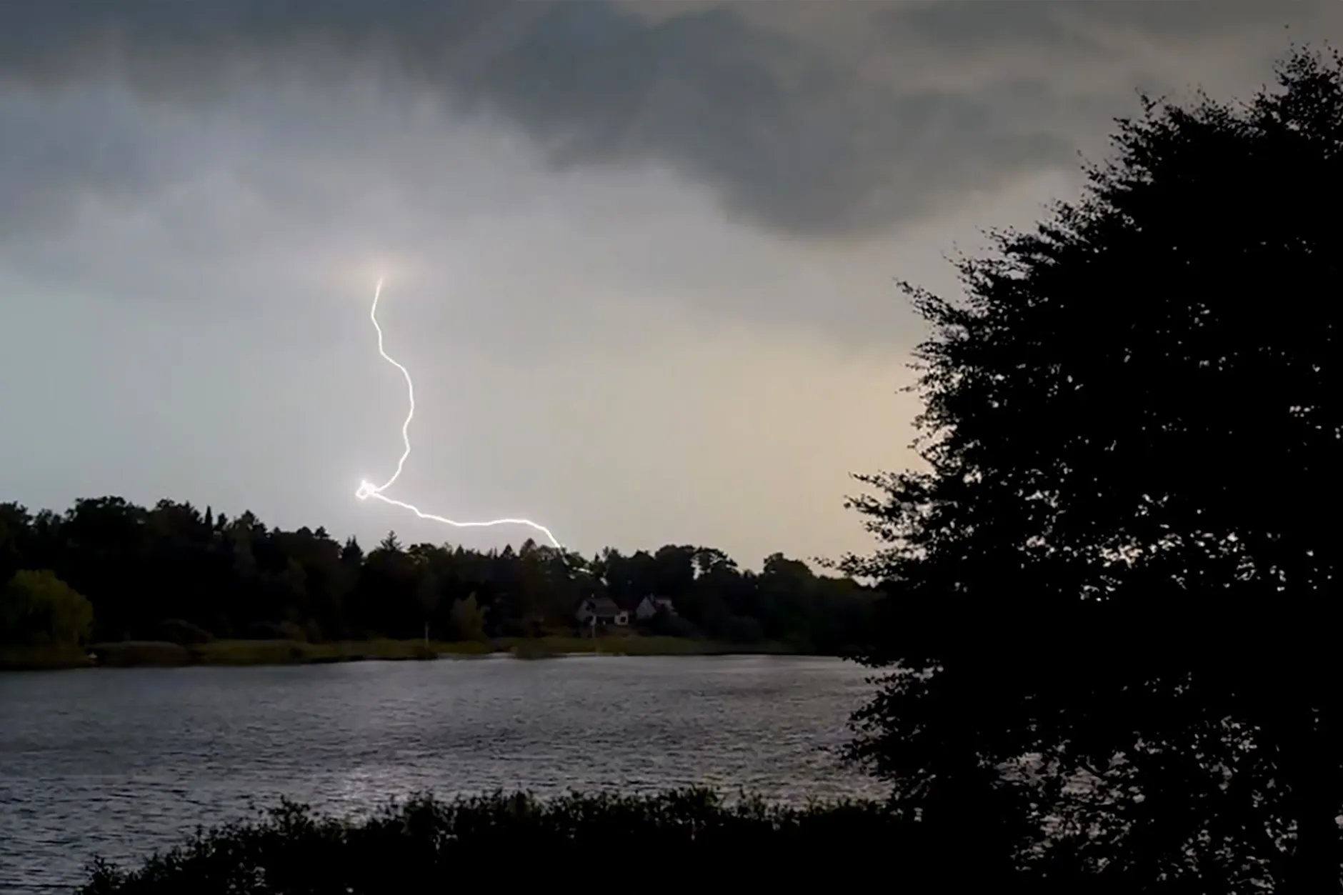 In den vergangenen Wochen gab es immer wieder heftige Unwetter und Gewitter in ganz Deutschland. Und mit dem vorläufigen Ende des heißen Wetters ist die Gewittersaison noch lange nicht vorbei.