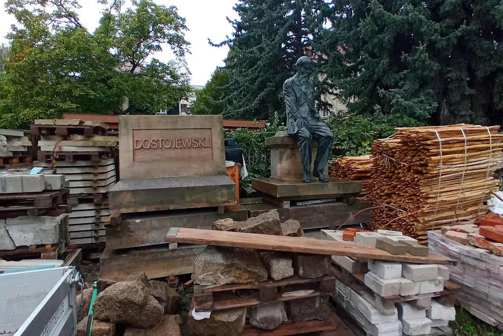 Das demontierte Dostojewski-Denkmal befindet sich derzeit auf dem Gelände der <a href="https://www.google.com/search?newwindow=1&sca_esv=76b1d1510d0b1bcc&rlz=1C1GCEA_enDE1002DE1002&sxsrf=AE3TifO99KB1a2JXOb6Og58irKDoL1RnWg:1760450870684&q=Steinmetzwerkstatt+Paul+Hempel&si=AMgyJEs9DArPE9xmb5yVYVjpG4jqWDEKSIpCRSjmm88XZWnGNcuAjurxGUSlqx9w0J1sHheRonMJsQmicLTgwZoLYR_AktLFaXMdFHGV1yNtiZfnkWnty8GvqEBnWbw6Be7D4uaDHLWOFoMizZyS4Tu39mjbwwDHrA%3D%3D&sa=X&ved=2ahUKEwissqrG7qOQAxUlAtsEHaGZBEsQ_coHegQILBAB">Steinmetzwerkstatt Paul Hempel</a> in Dresden.