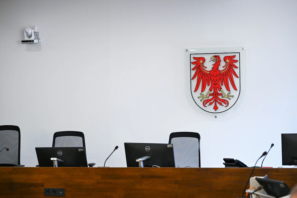 Landgericht Potsdam unterbricht Suizidbeihilfe-Prozess: Schöffin erkennt Angeklagten wieder