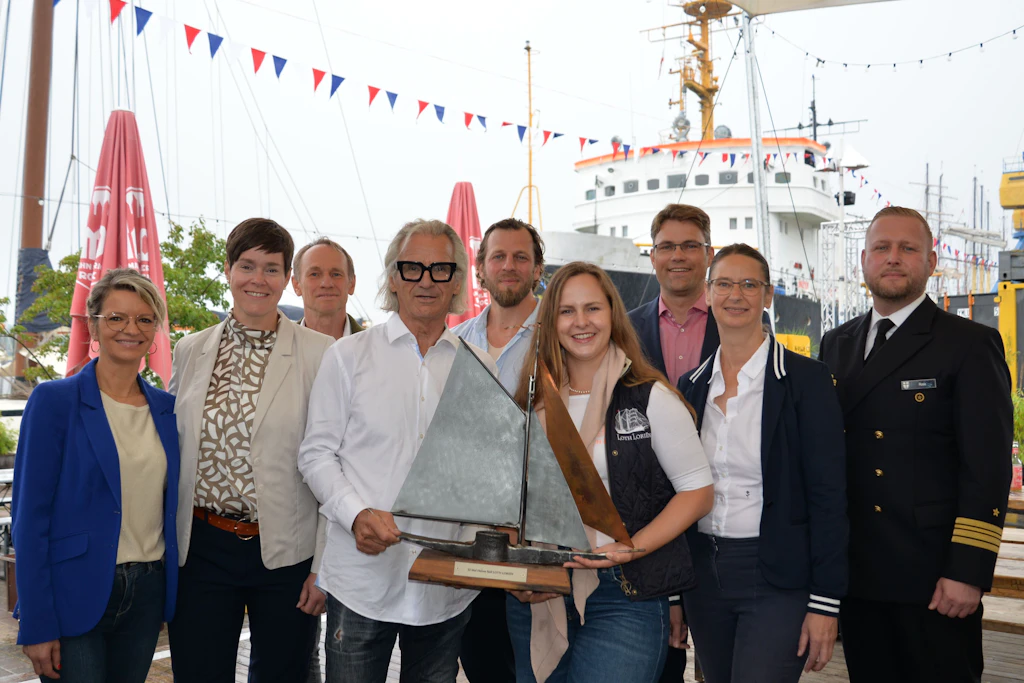 Mit Auszeichnung für Treue: (v. l.) Bettina Fust, Eva-Maria Kröger, Norbert Leisegang, Jaap van der Rest, Samuel Drews, Marieke van der Rest, Ronny Löwendei, Kathrin Heitmann und Martin Paul Rose.