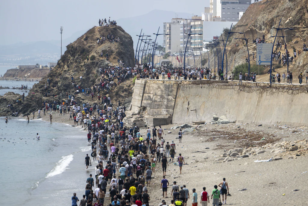 Tausende Menschen ziehen am 30. Juli entlang der Küste in Richtung der Grenze zur spanischen Exklave Ceuta. Die Menschenkolonne erstreckte sich nach Angaben der Fotoagentur über mehrere Kilometer.