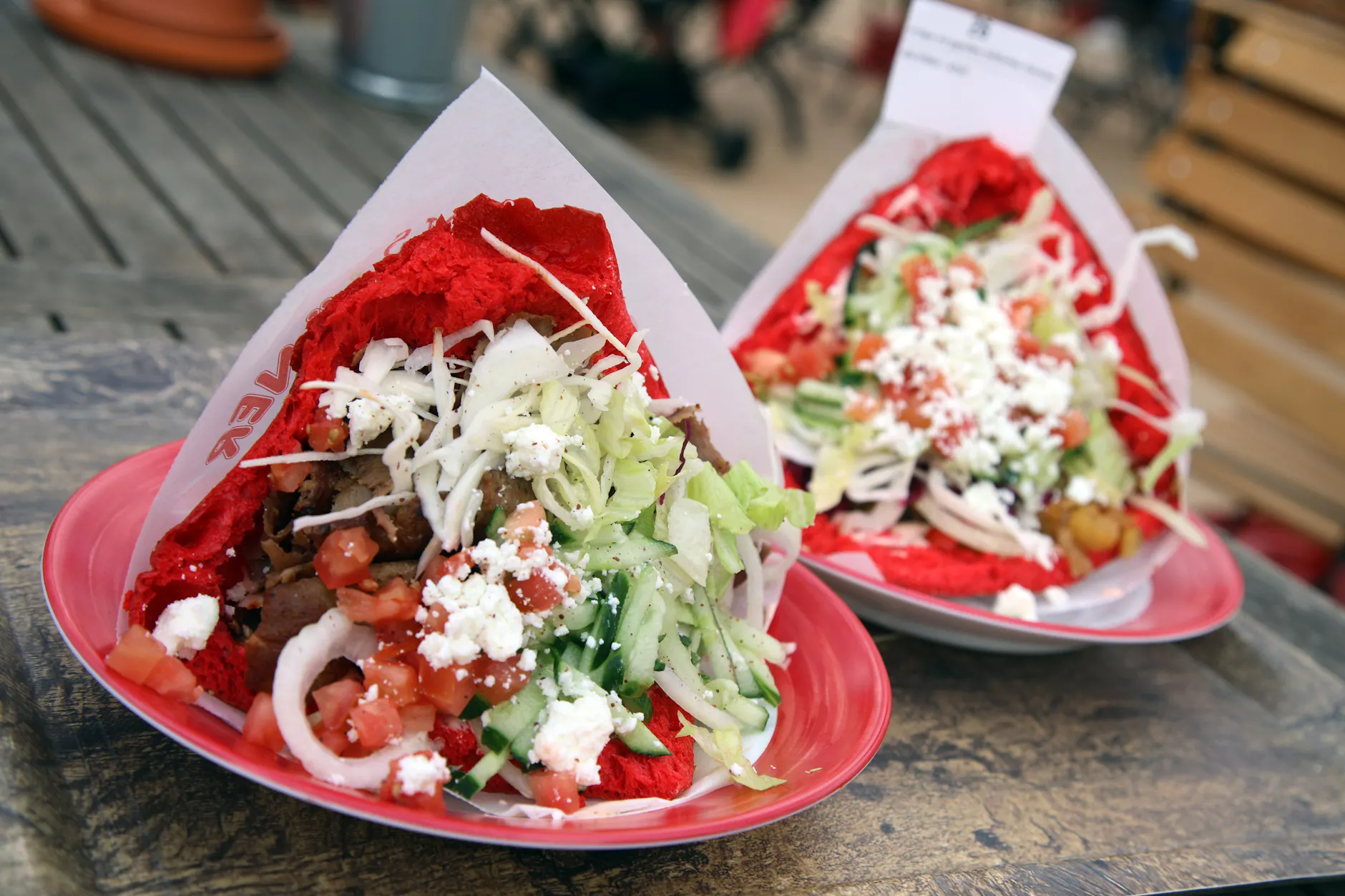 Der Erdbeerdöner ist seit der Erfindung ein Hit in den Erlebnisdörfern von Karls. Das Brot und die Soßen schmecken bei dem Döner etwas nach Erdbeere.