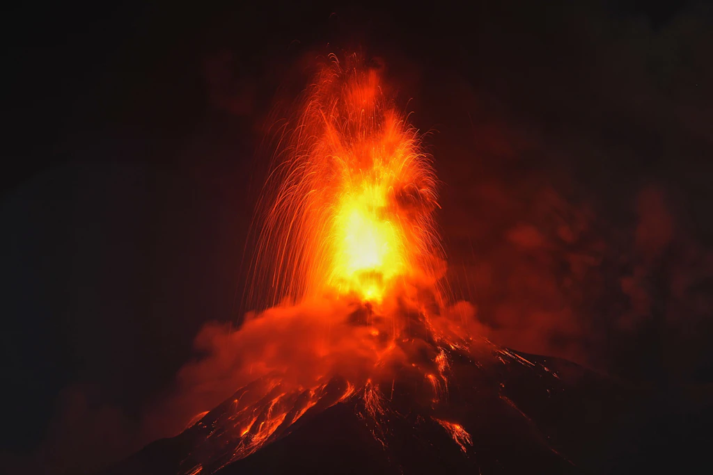 Aus dem Krater des Vulkans Fuego fließt Lava, aufgenommen von San Juan Alotenango in Guatemala aus.
