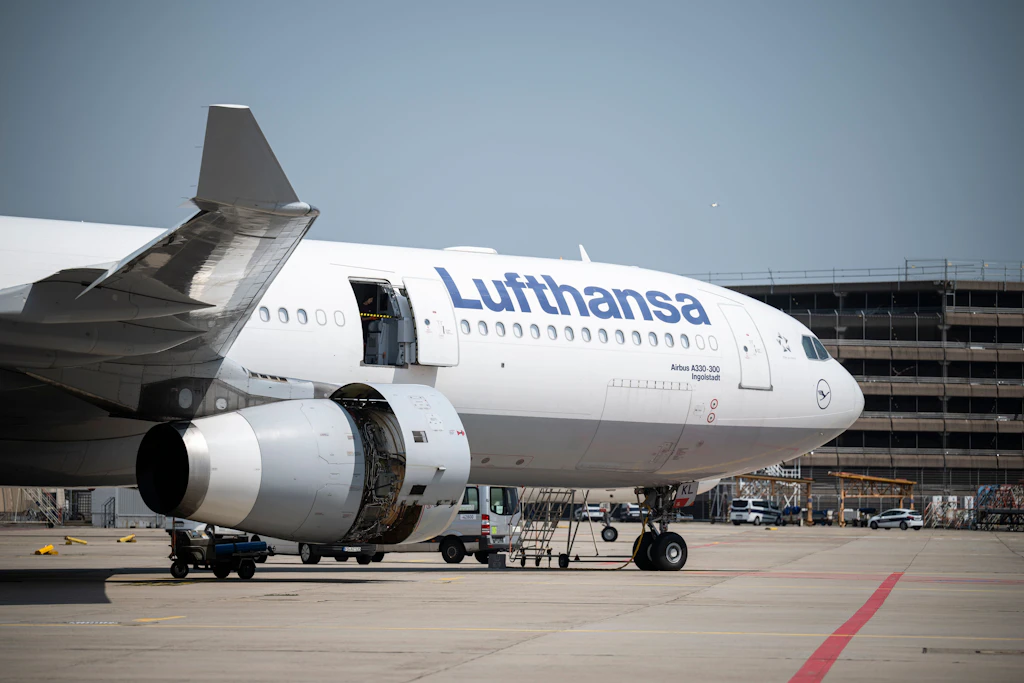 Eine Boeing 787 Lufthansa-Maschine: Ein Flugzeug der Airline landete zunächst in Baku statt Delhi.
