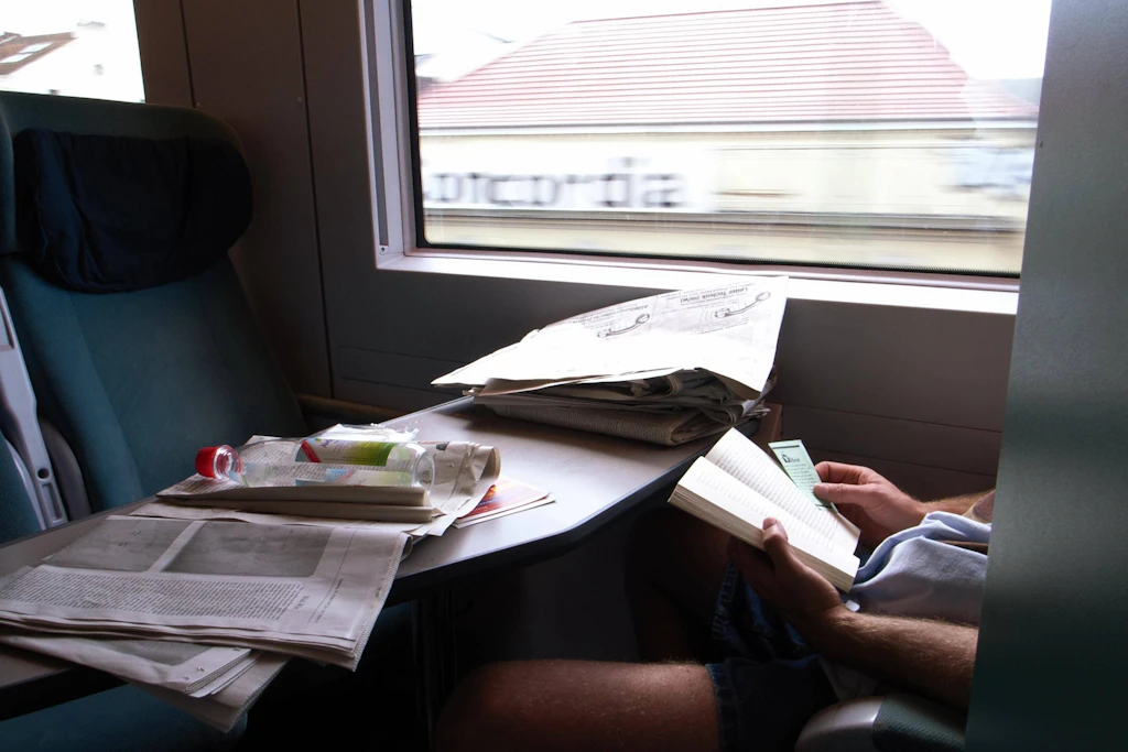 Kein Handy, ein Buch! Ein Fahrgast in einem ICE-Abteil.