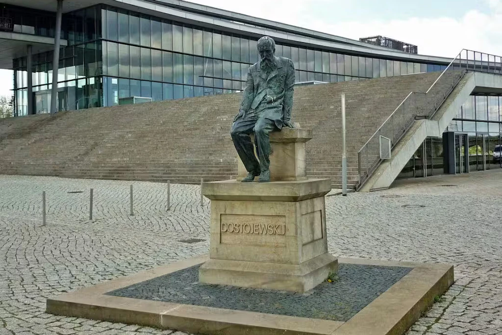 Das Dostojewski-Denkmal war im Juni 2025 wegen der Bauarbeiten zur Erweiterung des Sächsischen Landtags abgebaut worden.