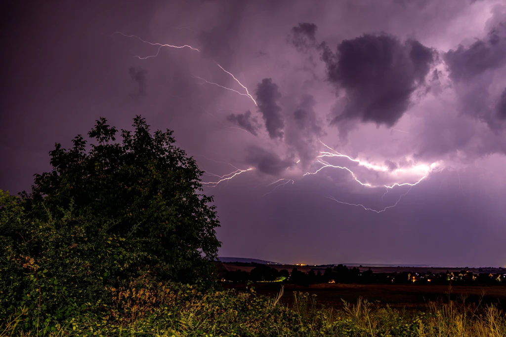 Blitze über Feld und Ortschaft: In der Nacht zum Mittwoch zogen erneut kräftige Gewitter über weite Teile Deutschlands. (Symbolbild)