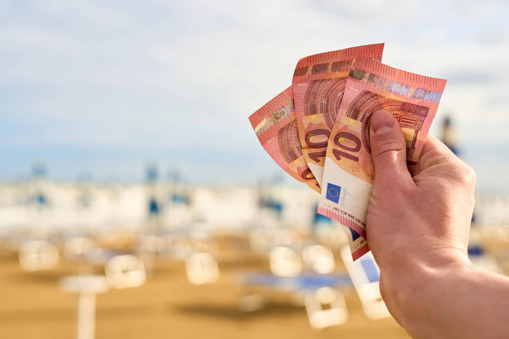 Kühltaschen voller Bargeld: Badegäste fischen 700.000 Euro aus dem Meer