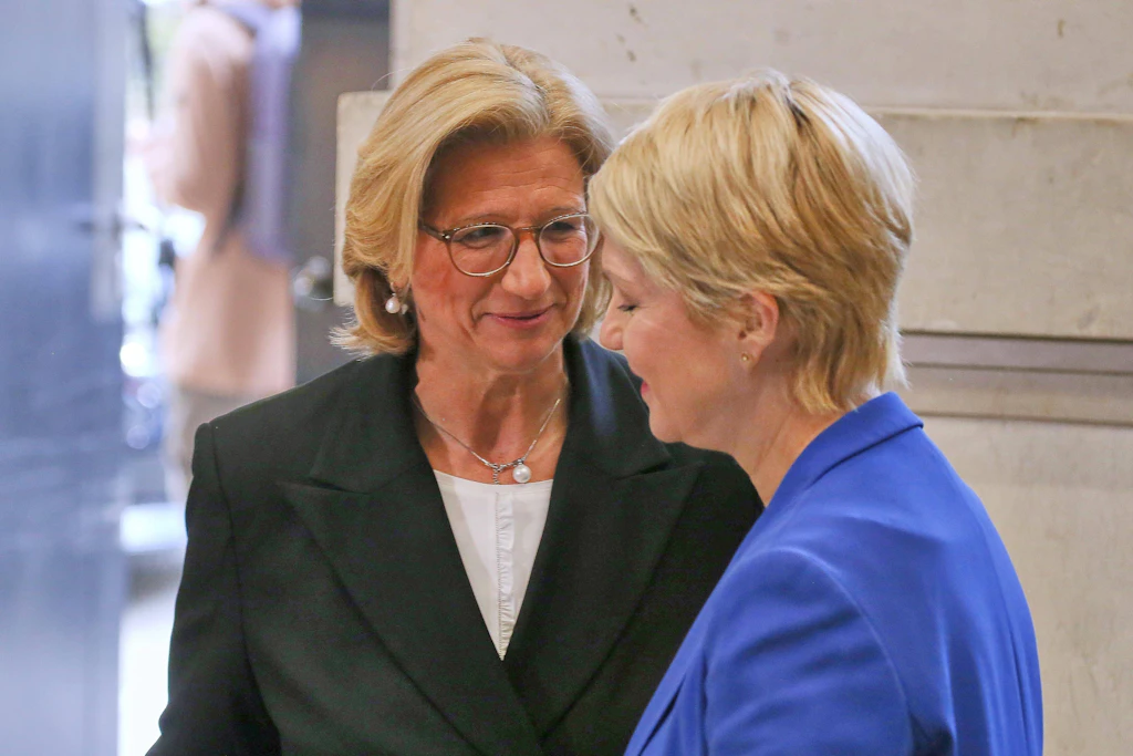 Anke Rehlinger (SPD), Ministerpräsidentin Saarland, und Manuela Schwesig (SPD), Ministerpräsidentin von Mecklenburg-Vorpommern wollen die Rente mit 63 nicht abschaffen.