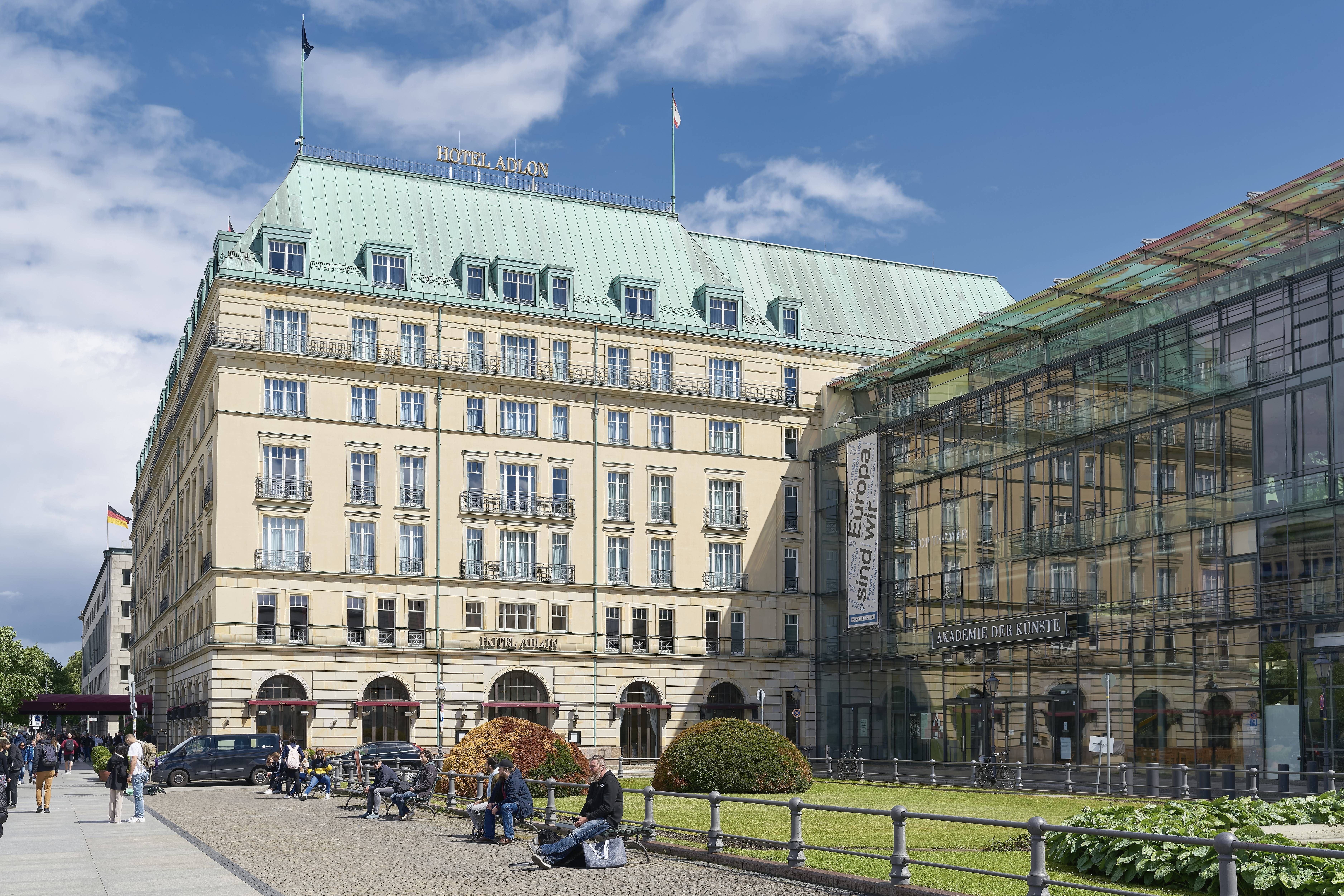 Nackt-Skandal, toter Bote, Baby am Balkon: So verrückt ist die Geschichte des berühmten Adlon
