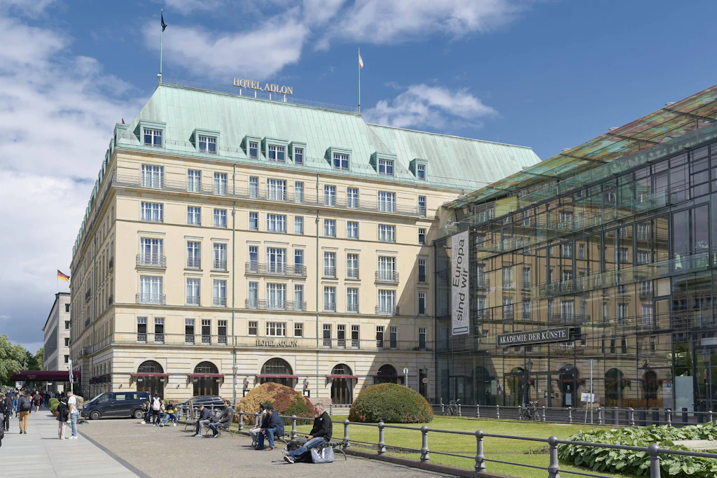 Das berühmte Hotel Adlon am Pariser Platz in Berlin