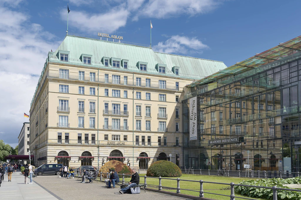 Nackt-Skandal, toter Bote, Baby am Balkon: So verrückt ist die Geschichte des berühmten Adlon
