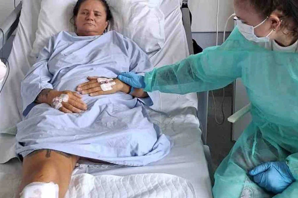 Die fünffache Mutter Jeannine im Unfallkrankenhaus Marzahn. Bei einem Bootsausflug im Ägypten-Urlaub verlor sie ein Bein.