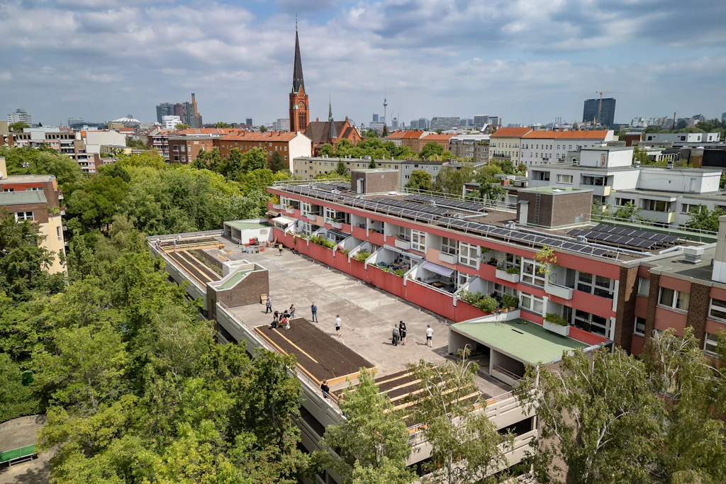 Gärtnern auf Höhe der Baumkronen: Im Juli fand die erste Pflanzaktion auf dem „Gartendeck 9“ statt.