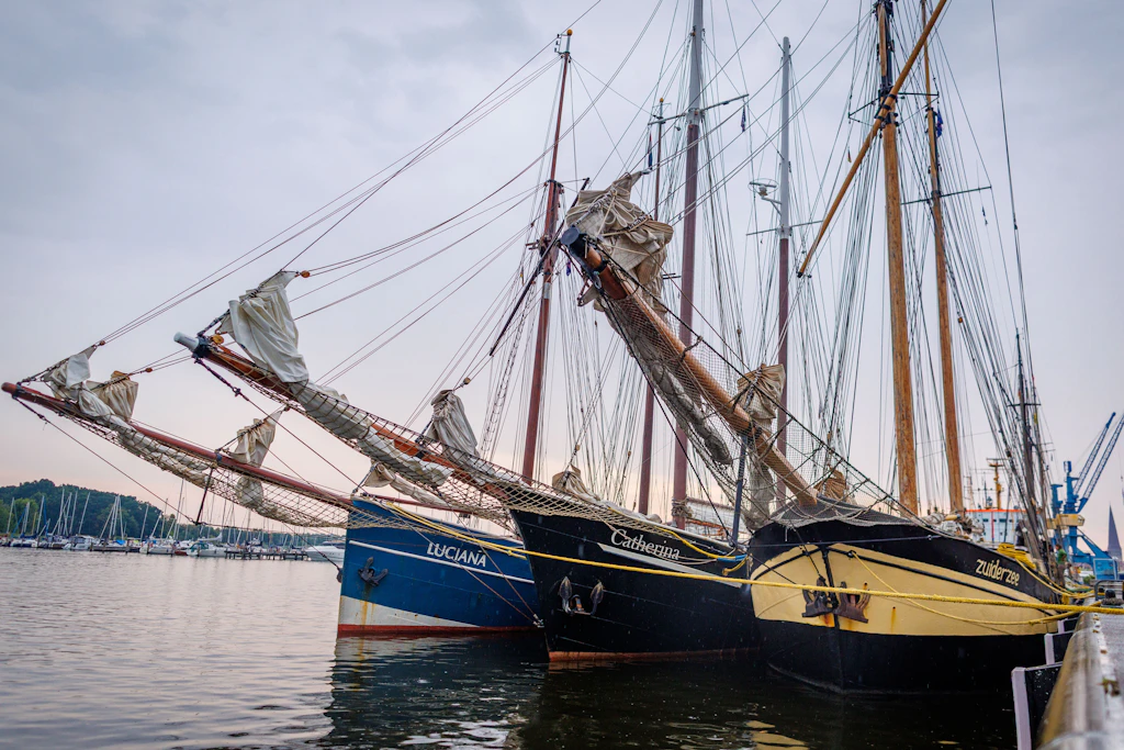 Erste Traditionssegler liegen vor Beginn der 35. Hanse Sail im Stadthafen von Rostock.