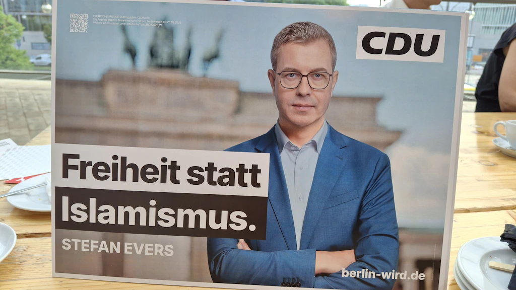 Stefan Evers wirbt mit „Freiheit statt Islamismus“ – wie rechts und konservativ ist Berlin?