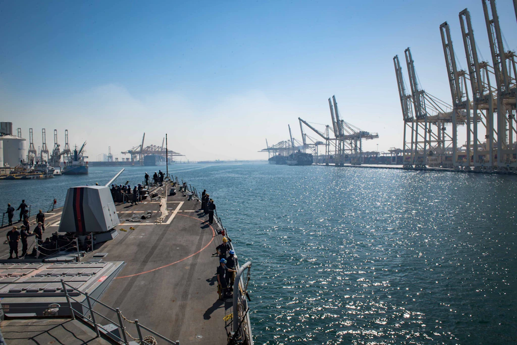 Der Zerstörer „USS Jason Dunham“ durchquert einen Kanal in Richtung Dschabal Ali für einen Hafenbesuch.