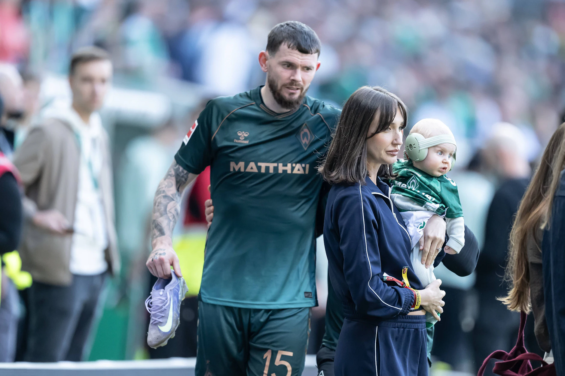 Oliver Burke (hier noch im Trikot von Werder Bremen) mit Ehefrau Megan McKenna und dem gemeinsamen Sohn Landon.
