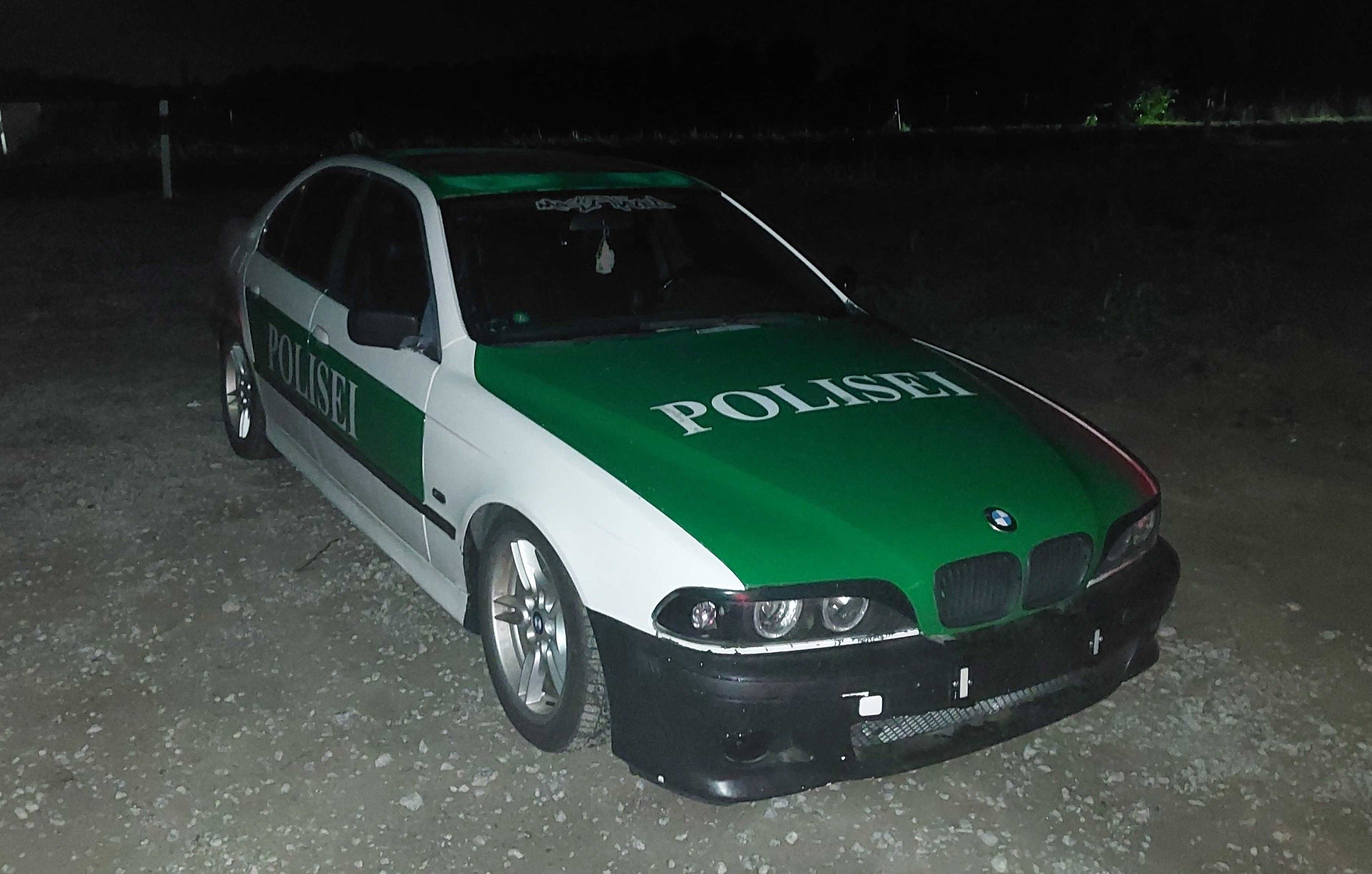 Auto mit der Aufschrift „Polisei" gestoppt – Geschwister berufen sich auf Google