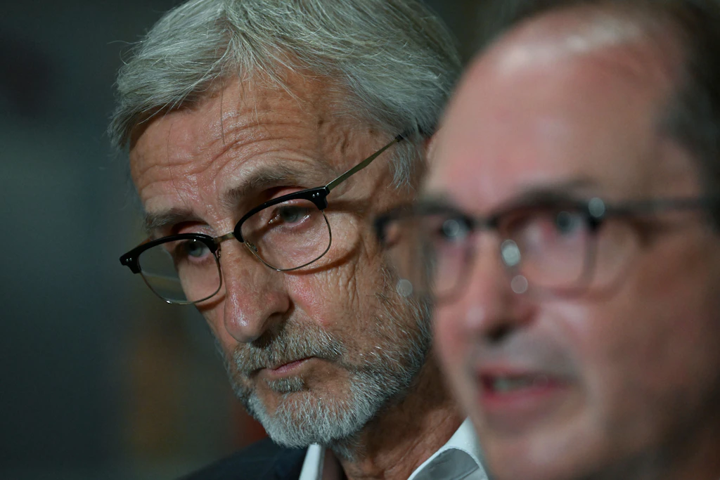 Sachsens Innenminister Armin Schuster (CDU, li.) hofft auf die schnelle Nachrüstung des Leipziger Flughafens durch Bundesinnenminister Alexander Dobrindt (CDU).