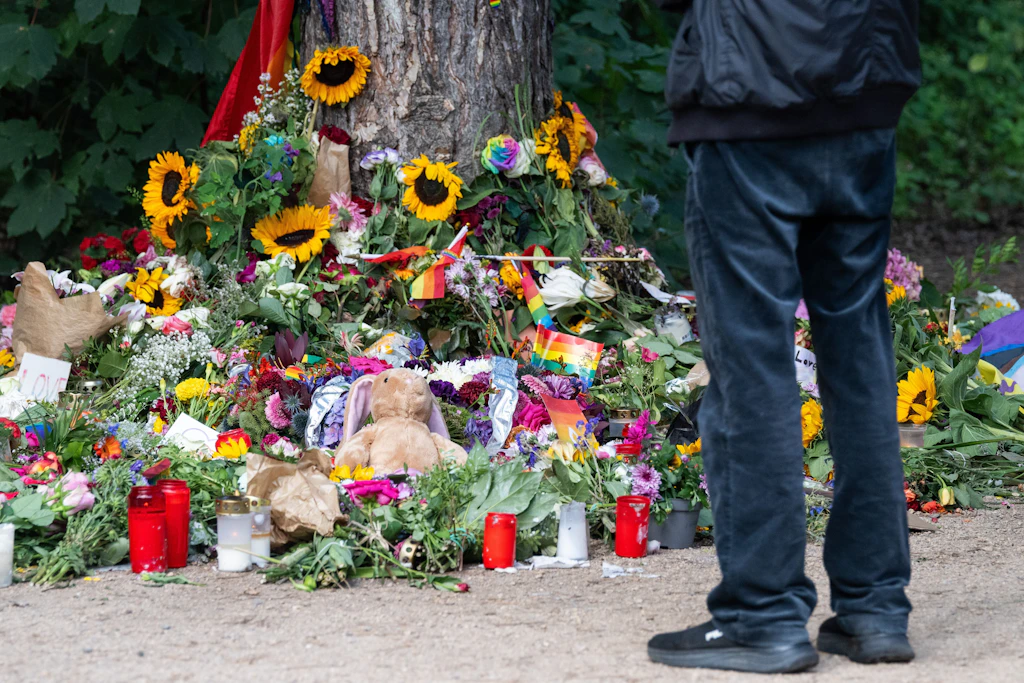 Trauernde haben am Tatort im Tiergarten Blumen und Plüschtiere zum Gedenken an die Opfer des CSD-Anschlags niedergelegt.