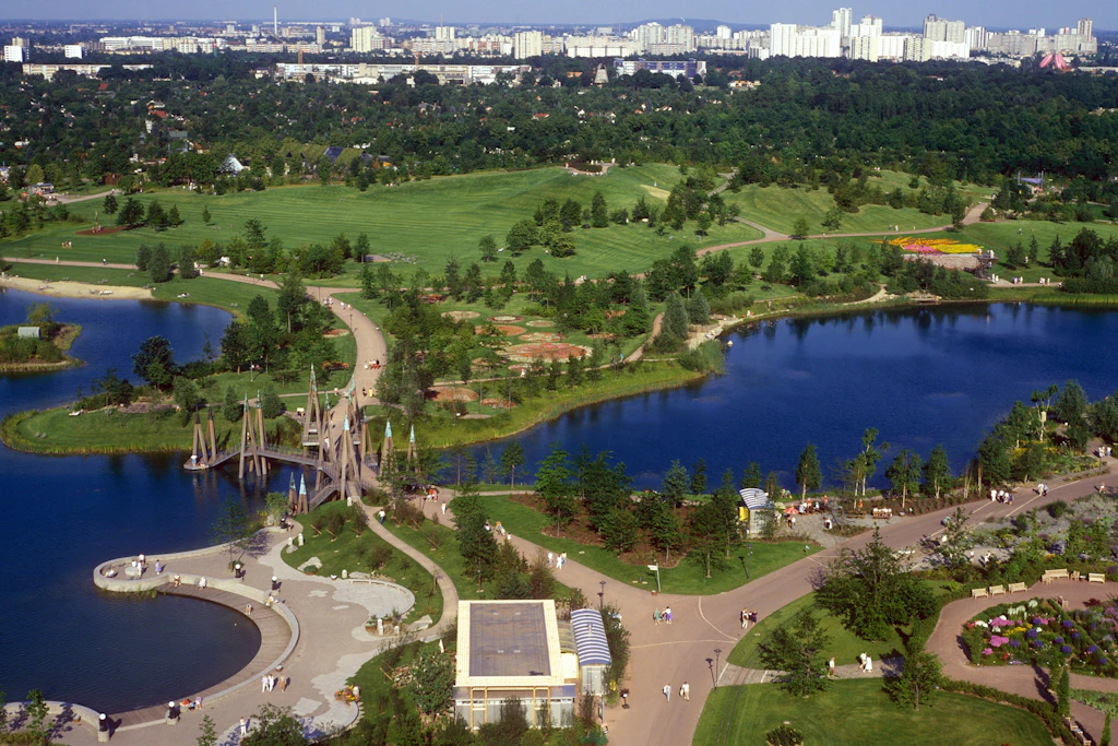 Bevor der „Goldene Esel“ zum Wahrzeichen wurde, entstand mit der Bundesgartenschau 1985 eine völlig neue Parklandschaft im Süden West-Berlins.