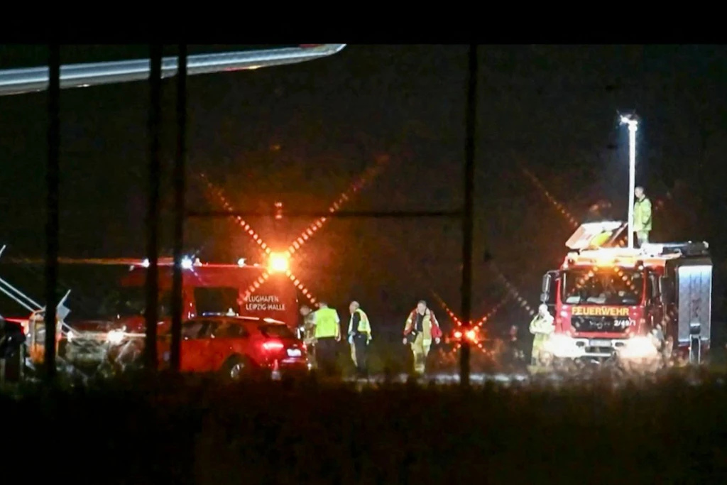 Polizei und Feuerwehr im Einsatz auf dem Rollfeld.